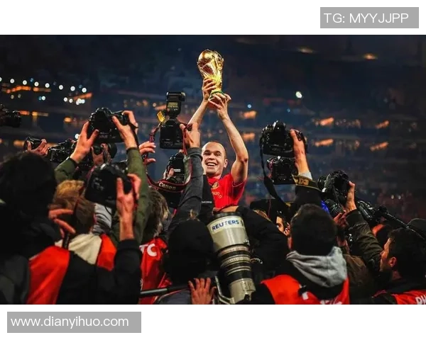 昔日绿茵巨星告别赛场化身金牌解说员再续足球传奇